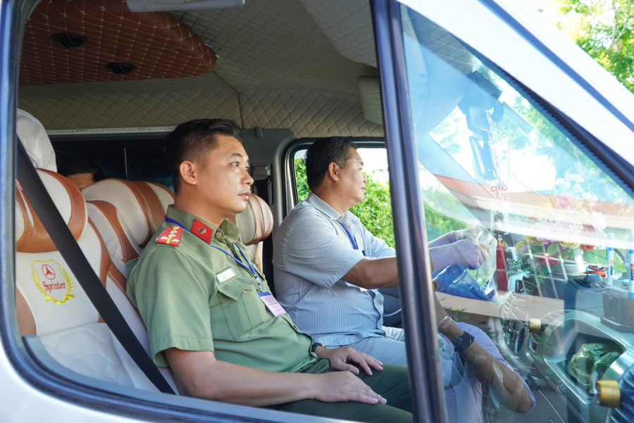 Xe vận chuyển đề thi có lực lượng Công an đảm bảo an toàn tuyệt đối.