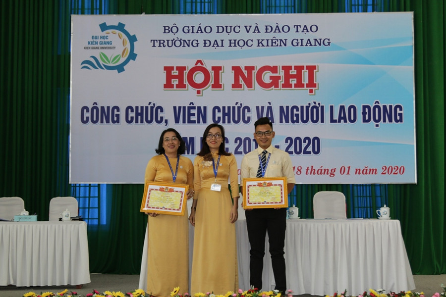 Trao bằng khen cho tập thể và cá nhân có thành tích xuất sắc trong phong trào Công đoàn.