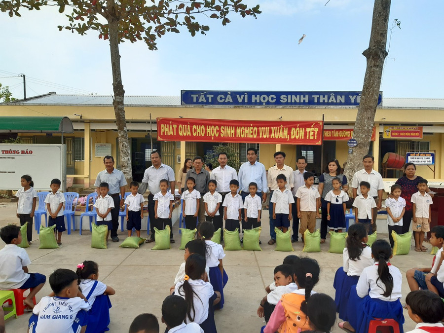 Trao gạo cho các em học sinh nghèo.