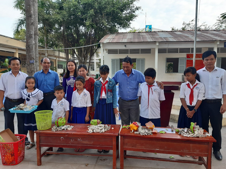 Trao Tết ấm cho học trò vùng đồng bào dân tộc