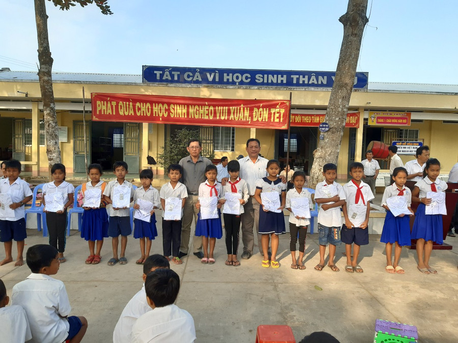Trao áo mới cho các em học sinh.