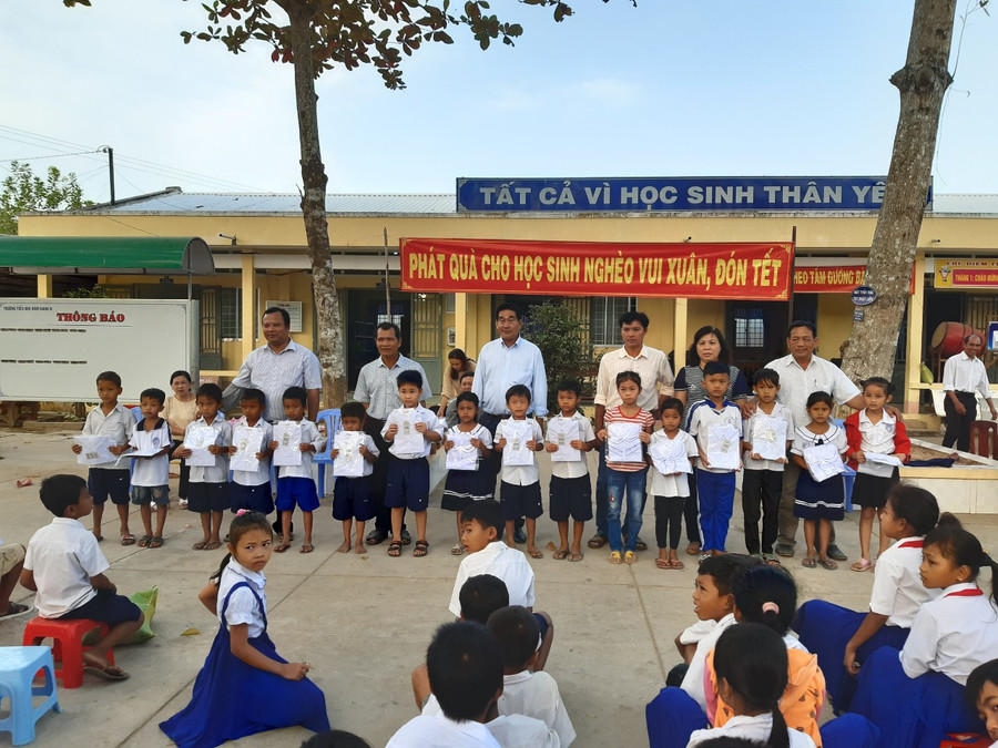 Hằng năm, vào ngày giáp Tết, các lớp sẽ tổ chức đập heo đất mua áo mới tặng bạn nghèo và tặng gạo, tặng quà cho bạn vui Tết.