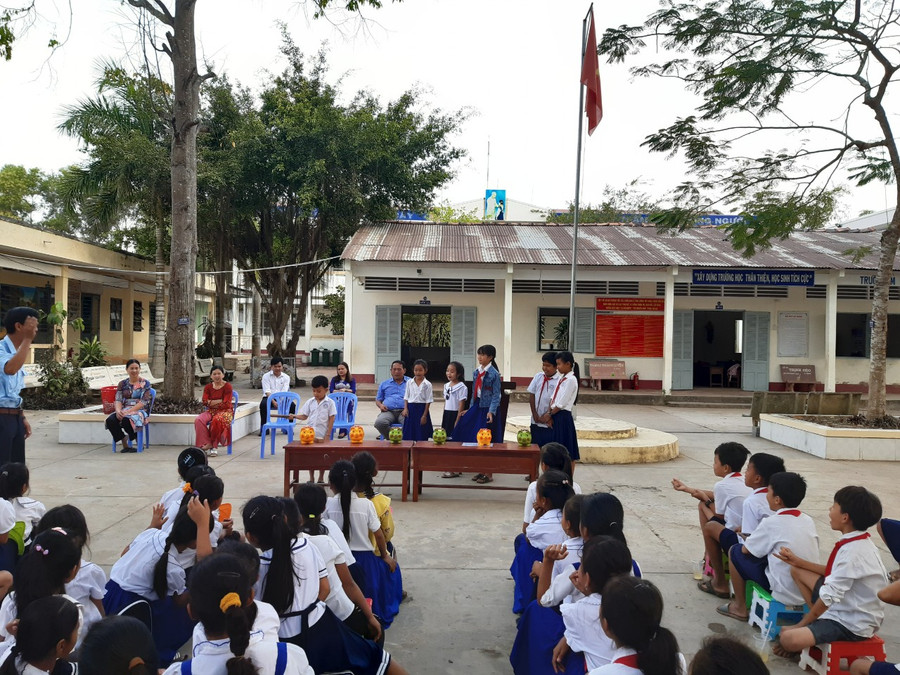 Thầy trò cùng nhau đập heo đất.