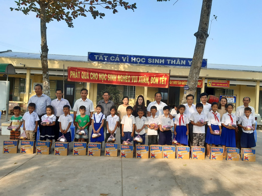 Trao quà nhu yếu phẩm cho các em an tâm đón Tết.