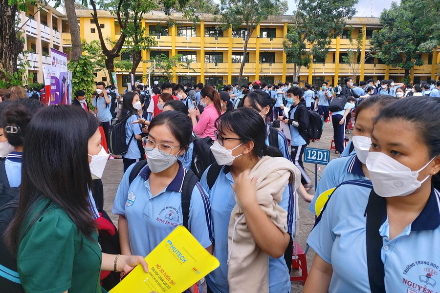 ThS Nguyễn Thị Xuân Dung tư vấn cho các học sinh lớp 12.