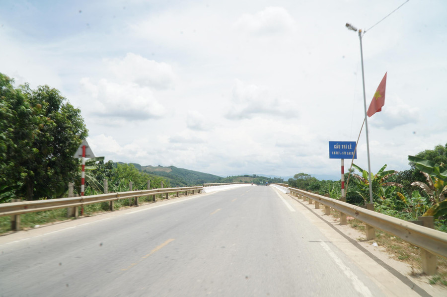 Khi từ xã Lạng Sơn sang xã Khai Sơn đi học, học sinh phải đi qua cầu Tri Lễ đoạn trên đường Hồ Chí Minh, lưu lượng xe đi lại lớn.