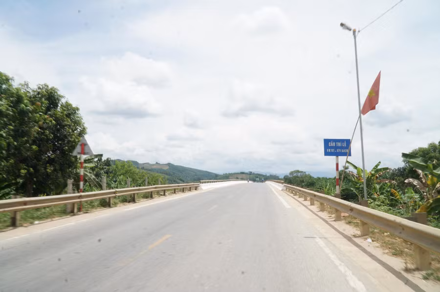 Khi từ xã Lạng Sơn sang xã Khai Sơn đi học, học sinh phải đi qua cầu Tri Lễ đoạn trên đường Hồ Chí Minh, lưu lượng xe đi lại lớn.