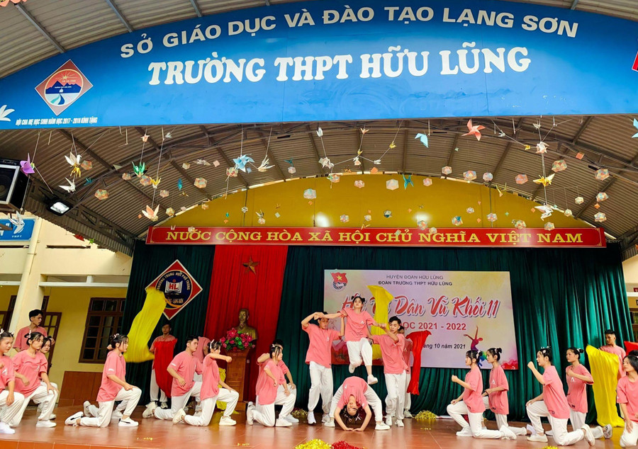 Học sinh Trường THPT Hữu Lũng tham gia hoạt động văn nghệ ngoại khóa. Học sinh Trường THPT Hữu Lũng tham gia hoạt động văn nghệ ngoại khóa.