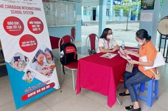 Phòng tuyển sinh Trường Quốc tế Canada hệ song ngữ hỗ trợ tư vấn vào lớp 10 cho phụ huynh.