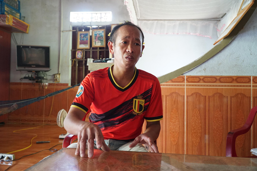 Anh Đặng Ngọc Sơn (thôn 4+5) xã Lạng Sơn, huyện Anh Sơn chia sẻ nếu đưa đón con đi học xa sẽ vất vả, khó có thời gian làm ăn kinh tế.