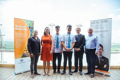 Ban Giám khảo và đội thắng cuộc