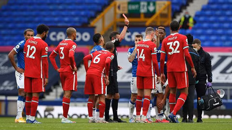 Richarlison của Everton nhận thẻ đỏ sau pha vào bóng quyết liệt với Thiago.