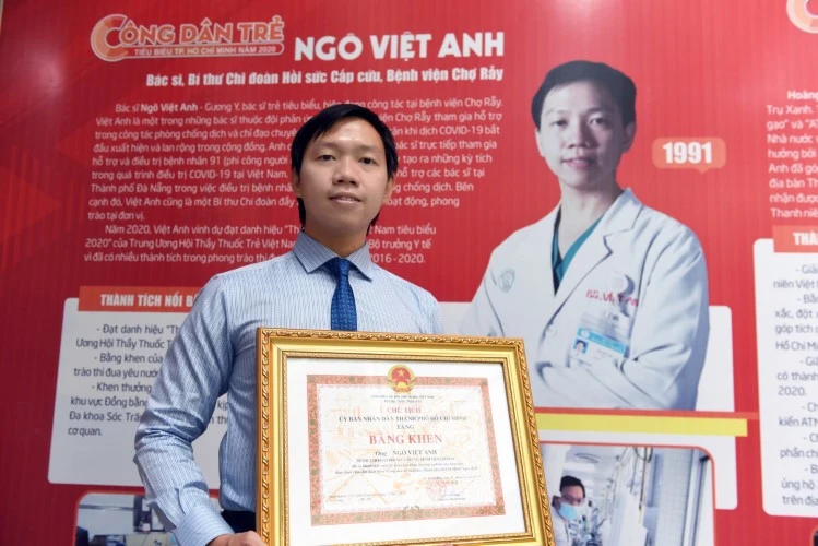 BS Ngô Việt Anh nhận Bằng khen là 1 trong 10 Công dân trẻ tiêu biểu TPHCM năm 2020.