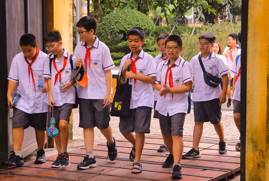 Học sinh Trường liên cấp Ngôi sao Hà Nội dự chương trình giáo dục di sản tại khu di tích Hoàng thành Thăng Long. Ảnh: TG