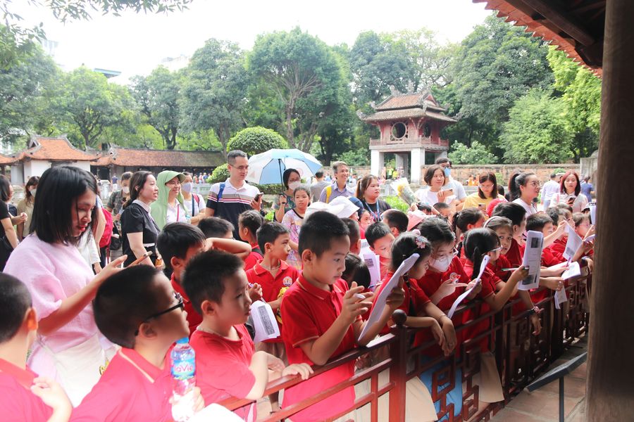Học sinh Trường Tiểu học Bế Văn Đàn (quận Đống Đa, Hà Nội) trải nghiệm tại khu di tích Văn Miếu - Quốc Tử Giám. Ảnh: TG