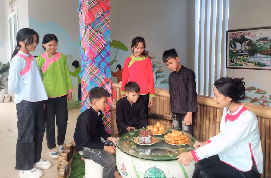 Cô Trần Bích Phương cùng học sinh mặc trang phục người Giáy.