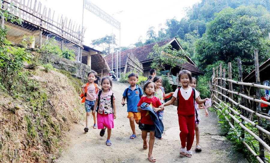 Niềm vui sau mỗi giờ đi học về của các em học sinh Xốp Kho.