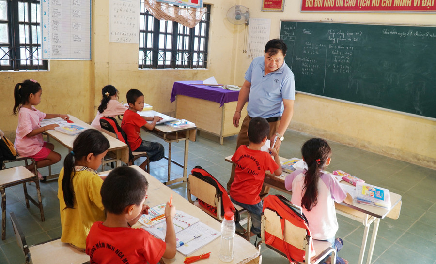 Thầy Lô Văn Kháy nhà ở xã Yên Hòa (huyện Tương Dương) cách điểm trường Xốp Kho (xã Nga My) hơn 30 cây số nên thầy ở lại cắm bản, mỗi tuần chỉ về nhà 1 lần.