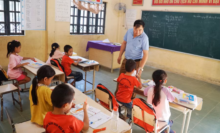 Thầy Lô Văn Kháy nhà ở xã Yên Hòa (huyện Tương Dương) cách điểm trường Xốp Kho (xã Nga My) hơn 30 cây số nên thầy ở lại cắm bản, mỗi tuần chỉ về nhà 1 lần.