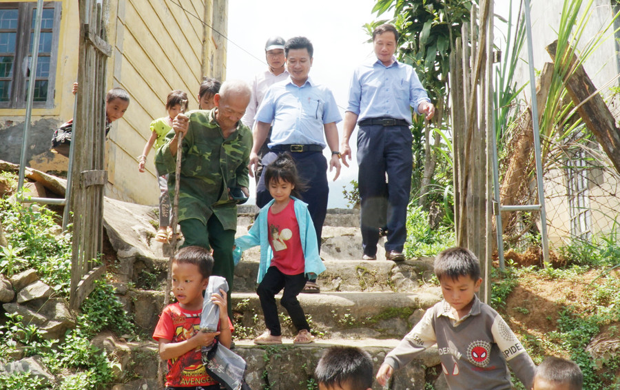 Ông đến đón cháu tan trường tại điểm bản Thăm Hín.