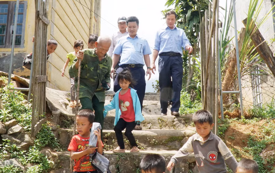 Ông đến đón cháu tan trường tại điểm bản Thăm Hín.