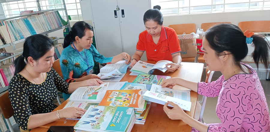 Giáo viên Trường Tiểu học Long Bình (Bàu Bàng, Bình Dương) tiến hành nghiên cứu các bộ sách giáo khoa cho lớp 4. Ảnh minh họa: ITN Giáo viên Trường Tiểu học Long Bình (Bàu Bàng, Bình Dương) tiến hành nghiên cứu các bộ sách giáo khoa cho lớp 4. Ảnh minh họa: ITN