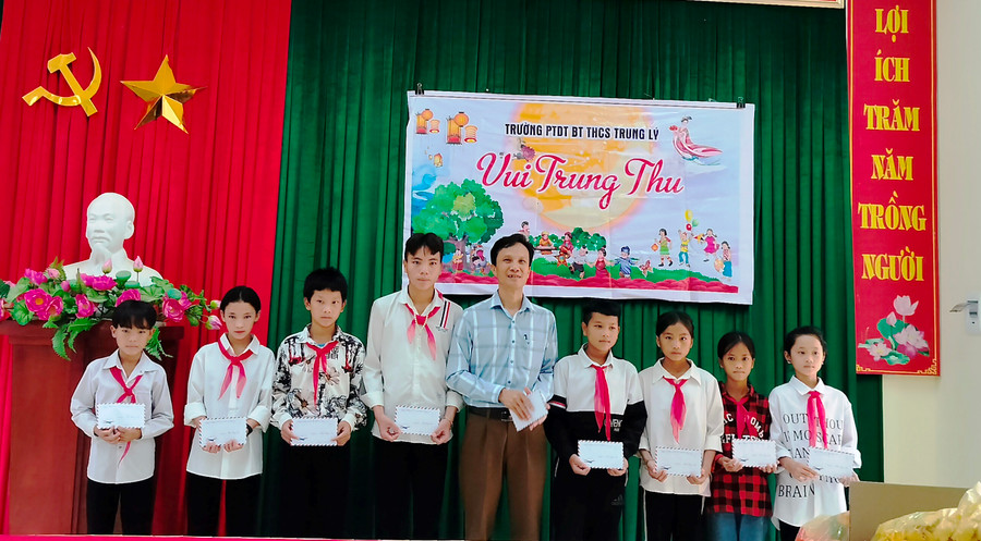 Thầy Nguyễn Duy Thủy phát phần thưởng cho học sinh của mình nhân dịp Tết Trung thu. Thầy Nguyễn Duy Thủy phát phần thưởng cho học sinh của mình nhân dịp Tết Trung thu.