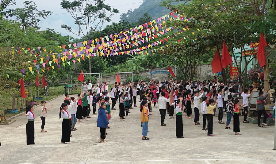 Giờ múa hát sân trường của học sinh Trường Tiểu học Tam Chung. Giờ múa hát sân trường của học sinh Trường Tiểu học Tam Chung.