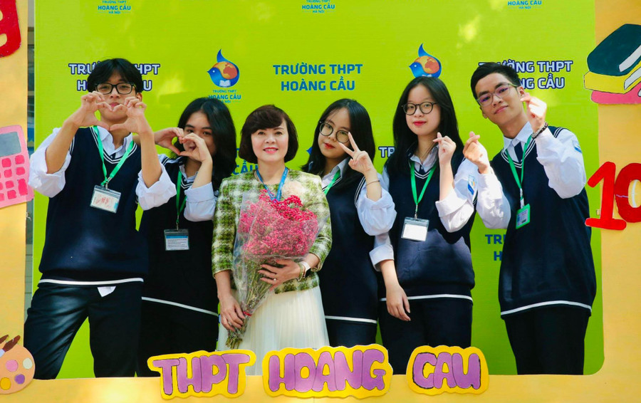 Cô Lưu Thị Lập – Hiệu trưởng Trường THPT Hoàng Cầu và học sinh. Ảnh: TG Cô Lưu Thị Lập – Hiệu trưởng Trường THPT Hoàng Cầu và học sinh. Ảnh: TG
