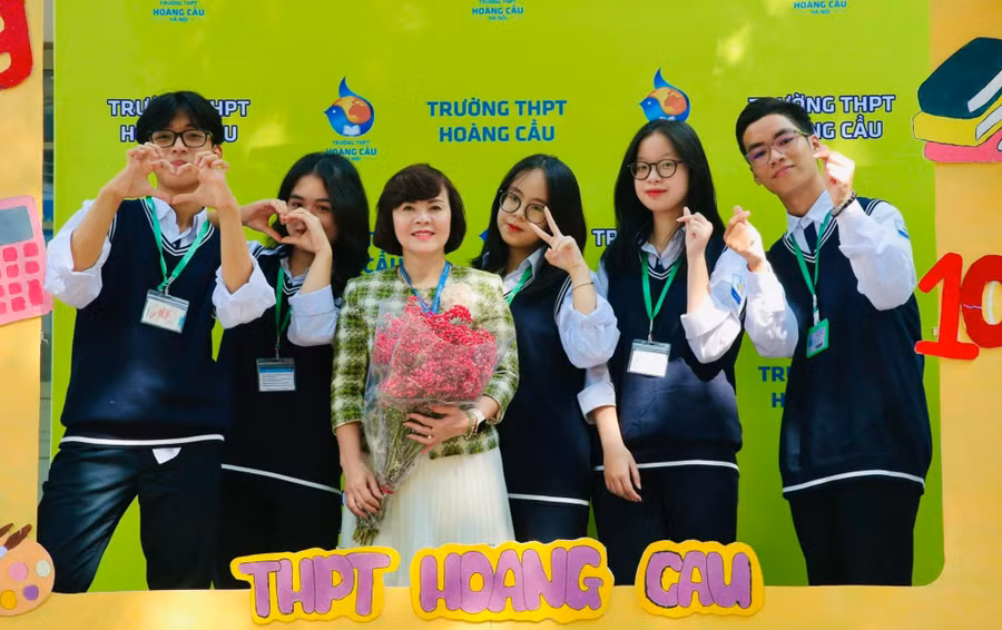 Cô Lưu Thị Lập – Hiệu trưởng Trường THPT Hoàng Cầu và học sinh. Ảnh: TG