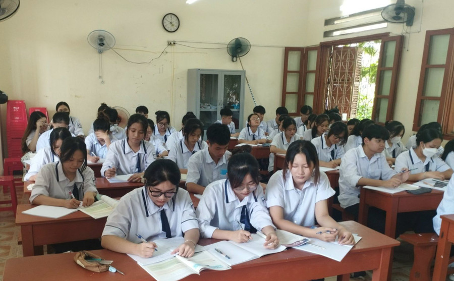 Học sinh Trường THPT An Lão trong giờ học. Ảnh: TG Học sinh Trường THPT An Lão trong giờ học. Ảnh: TG