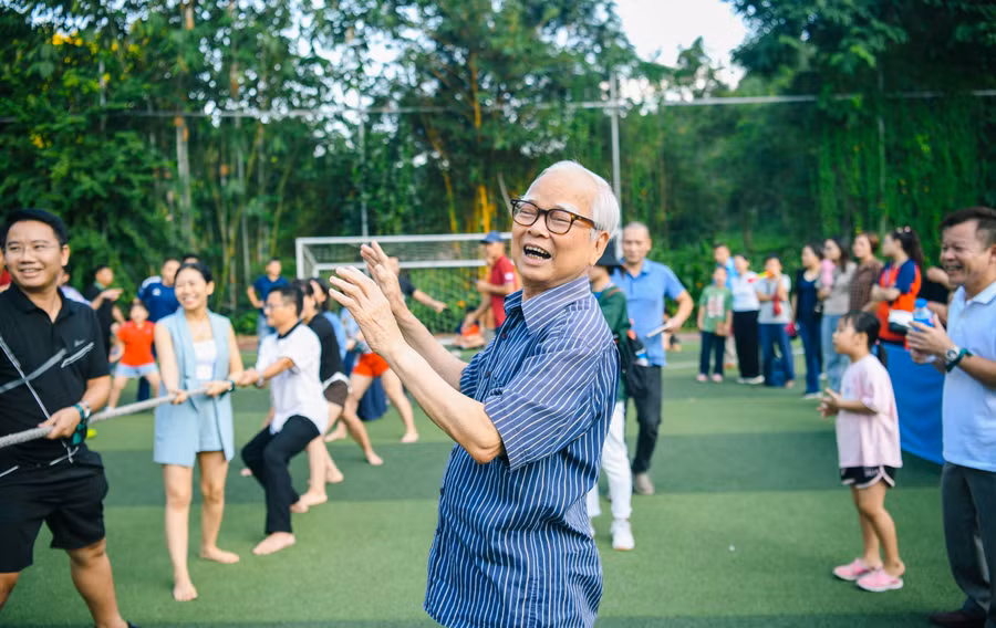 TS Nguyễn Văn Hòa cùng giáo viên, học sinh tham gia hoạt động ngoại khóa. Ảnh: NTCC