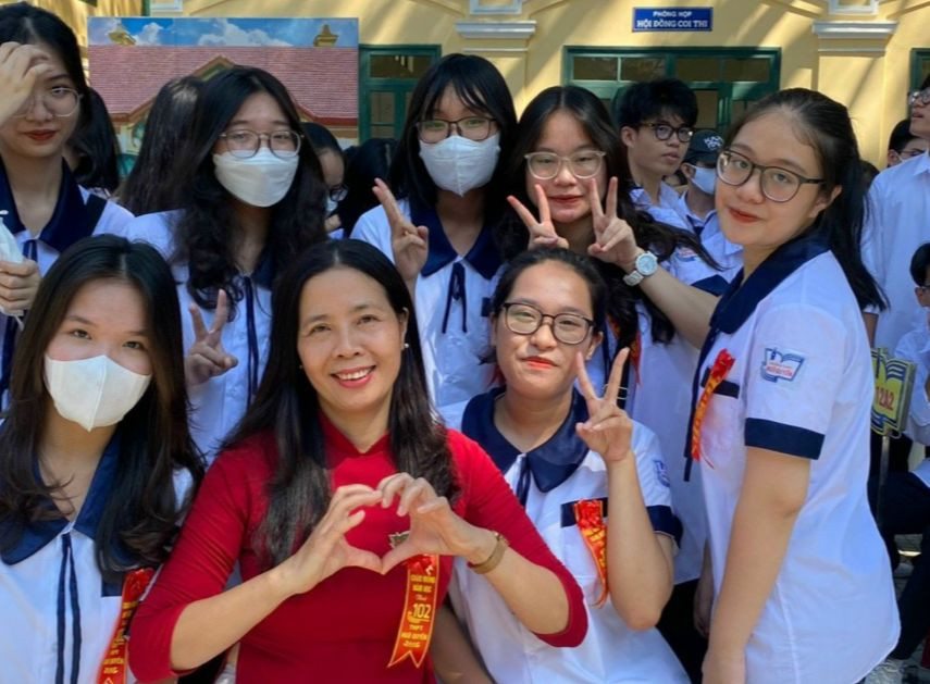 Cô Lê Thị Ngọc Quỳnh – Tổ trưởng bộ môn Ngữ văn Trường THPT Ngô Quyền (TP Hải Phòng) và học sinh. Ảnh: TG Cô Lê Thị Ngọc Quỳnh – Tổ trưởng bộ môn Ngữ văn Trường THPT Ngô Quyền (TP Hải Phòng) và học sinh. Ảnh: TG