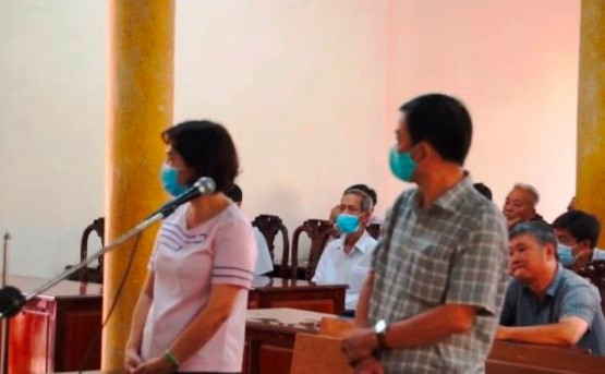 Toà tuyên phạt bị cáo Huỳnh Thanh Quang 5 năm tù, bị cáo Trương Thị Kim Tú 3 năm tù cùng về tội “Vi phạm quy định về quản lý, sử dụng tài sản Nhà nước gây thất thoát, lãng phí”. (Ảnh: T.N)