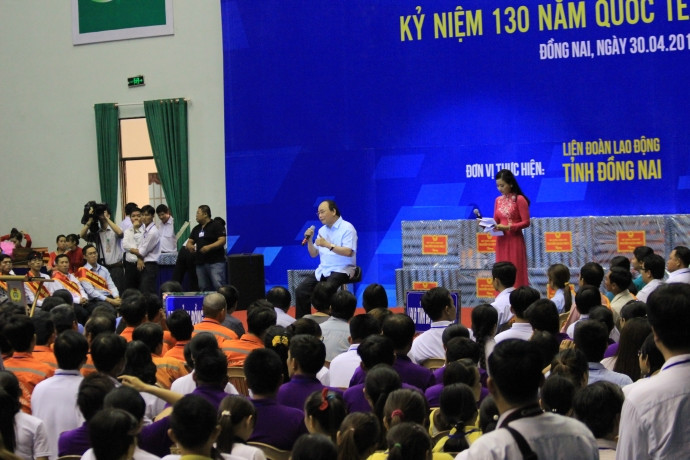 Thủ tướng trao đổi và trả lời nhiều câu hỏi nóng của công nhân lao động. IMG_4819