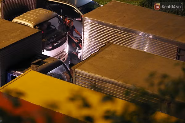 Đứng chôn chân giữa Đại lộ, người Sài Gòn vẫn cố gắng nhường đường cho xe cấp cứu - Ảnh 9.