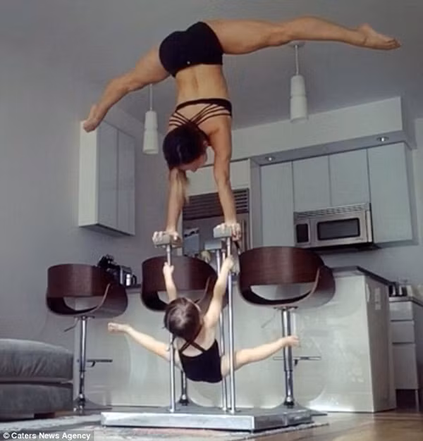Mẹ và con gái nhỏ uốn dẻo những động tác siêu khó gây sốt trên mạng xã hội ảnh 6