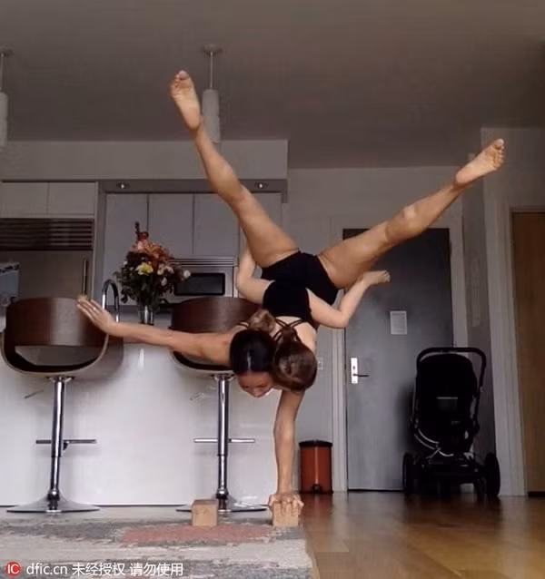 Mẹ và con gái nhỏ uốn dẻo những động tác siêu khó gây sốt trên mạng xã hội ảnh 2