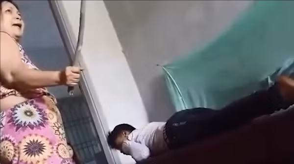 Con trai 30 tuổi vẫn bị mẹ phạt đòn vì… nhậu về khuya