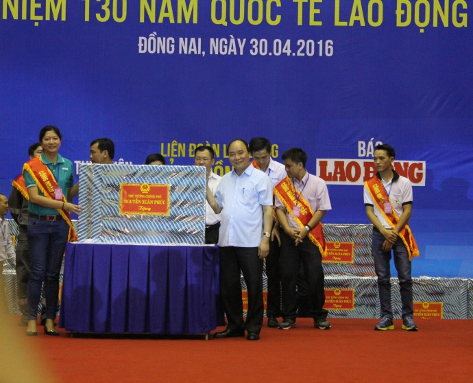 Nhiều phần quà được tặng cho các cơ sở công đoàn tại buổi giao lưu. IMG_2884