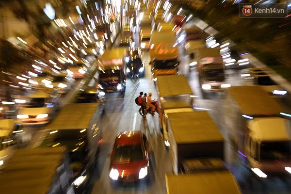 Đứng chôn chân giữa Đại lộ, người Sài Gòn vẫn cố gắng nhường đường cho xe cấp cứu - Ảnh 7.