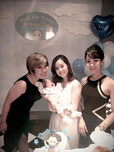 Cận cảnh cậu quý tử siêu dễ thương của Ly Kute ngày đầy tháng ảnh 3 Ly Kute khoe cậu quý tử siêu dễ thương trong tiệc đầy tháng