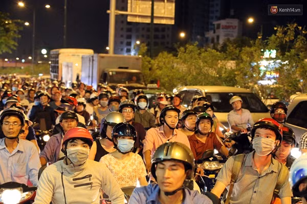 Đứng chôn chân giữa Đại lộ, người Sài Gòn vẫn cố gắng nhường đường cho xe cấp cứu - Ảnh 10.