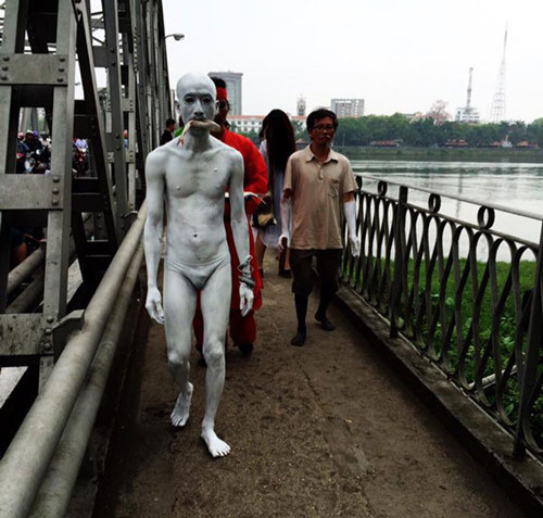 Các nghệ sỹ tự trình diễn tại phía Nam cầu Tràng Tiền