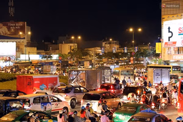 Đứng chôn chân giữa Đại lộ, người Sài Gòn vẫn cố gắng nhường đường cho xe cấp cứu - Ảnh 2.