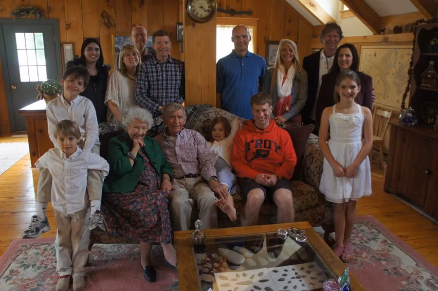 Ông Walter Eugence Wilber (ngồi giữa, hàng đầu) vẫn canh cánh những nỗi niềm về đất nước và con người Việt Nam - nơi ông đã từng tham chiến và góp tiếng nói sớm kết thúc cuộc chiến phi nghĩa ở đó.