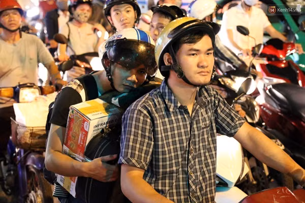 Đứng chôn chân giữa Đại lộ, người Sài Gòn vẫn cố gắng nhường đường cho xe cấp cứu - Ảnh 6.