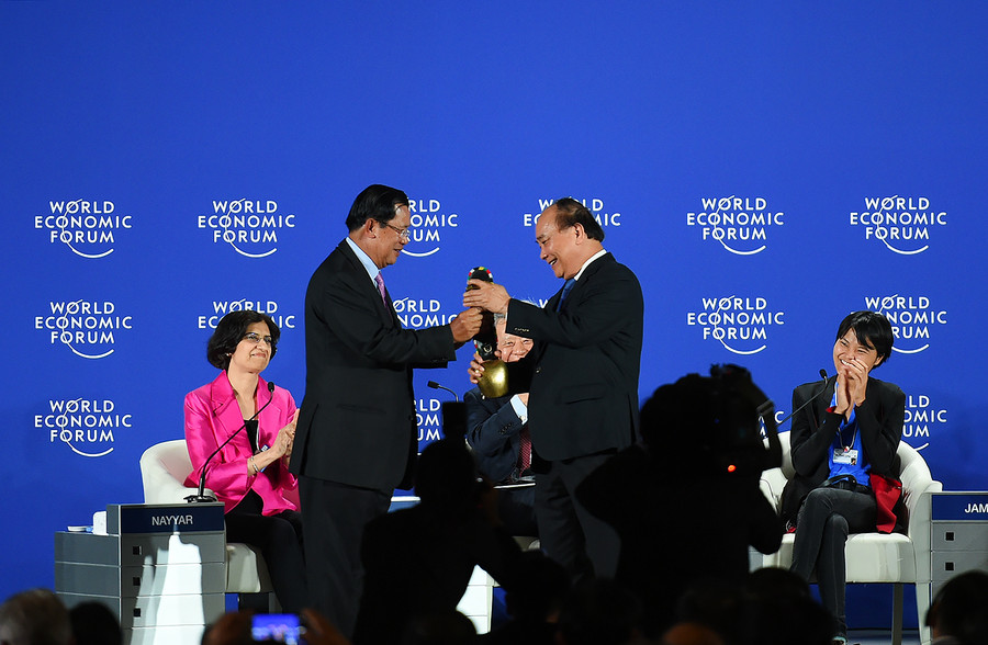 Thủ tướng nhận chuông nước chủ nhà Hội nghị WEF ASEAN 2018 từ Thủ tướng Campuchia Hun Sen. Ảnh: VGP