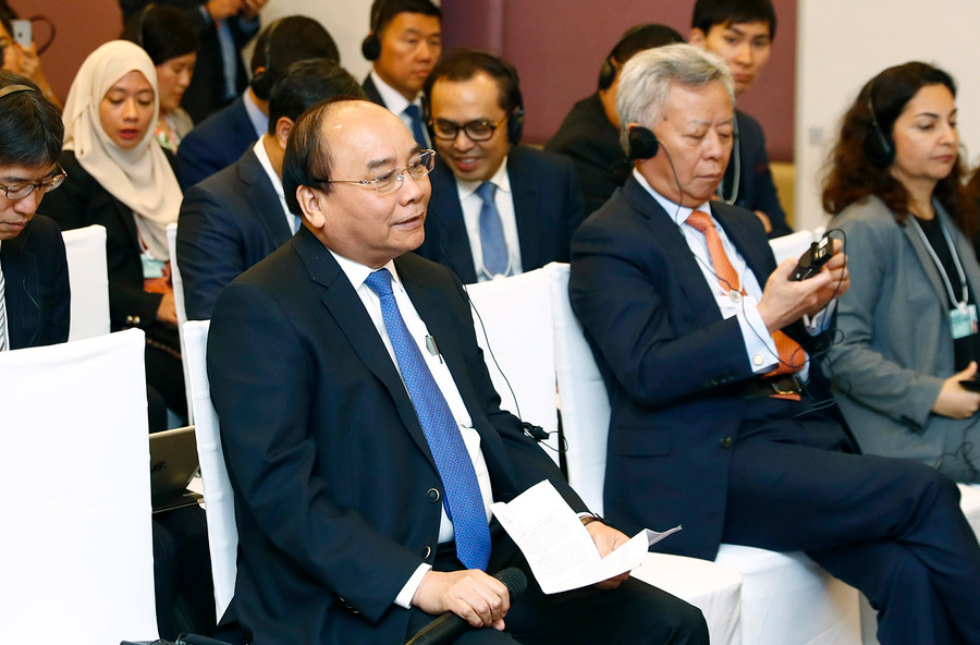 Thủ tướng Nguyễn Xuân Phúc dự và phát biểu tại phiên thảo luận "Đầu tư cơ sở hạ tầng thông minh". Ảnh: VGP/Quang Hiếu Thủ tướng Nguyễn Xuân Phúc dự và phát biểu tại phiên thảo luận "Đầu tư cơ sở hạ tầng thông minh". Ảnh: VGP/Quang Hiếu