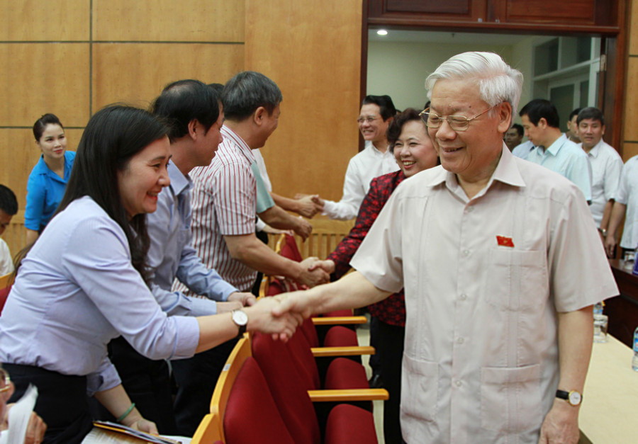 Tổng Bí thư Nguyễn Phú Trọng cùng các cử tri. - Ảnh: VGP/Gia Huy Tổng Bí thư Nguyễn Phú Trọng cùng các cử tri. - Ảnh: VGP/Gia Huy